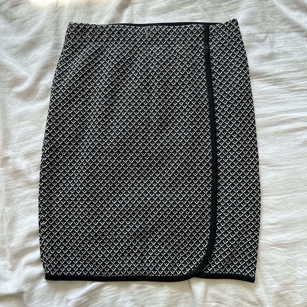 Max Studio pencil mini skirt 

Black a white pattern 

Size small 

#spring